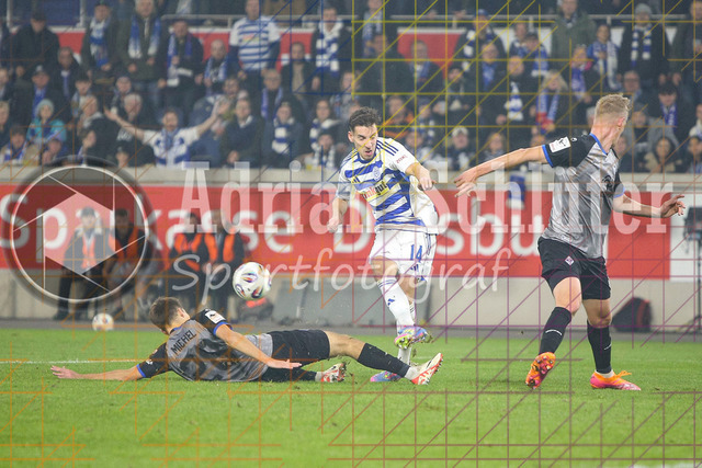 MSV Duisburg vs SV Waldhof Mannheim - 3. Liga | Duisburg, Deutschland, 07.11.25:   Diego Michel (SV Waldhof Mannheim) und Conor Noß (MSV Duisburg) im Kampf um den Ball waehrend des Spiels der 3. Liga MSV Duisburg vs SV Waldhof Mannheim in der schauinsland-reisen-arena(Foto von Brauer-Fotoagentur / Adrian Schlueter)