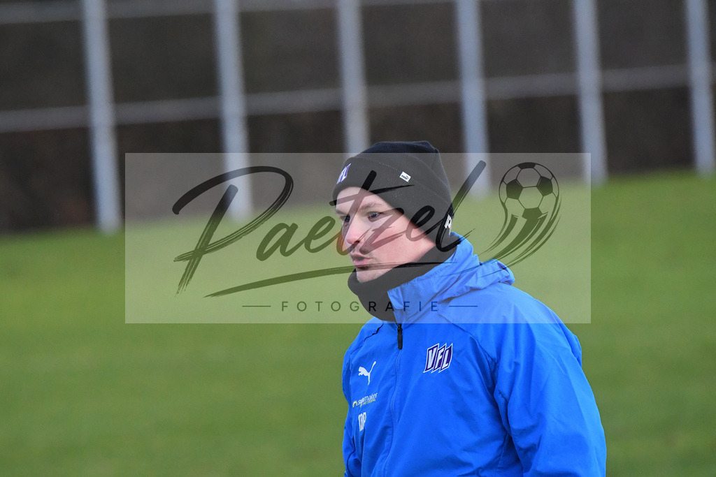 20200121_TRAOSN_0072 | Fußball, Herren: Co-Trainer Merlin Polzin (VfL Osnabrück) schaut beim Training des VfL Osnabrück am 21.01.2020 im Sportpark Illoshöhe in Osnabrück, Deutschland.(Foto von Nico Paetzel) - Realisiert mit Pictrs.com
