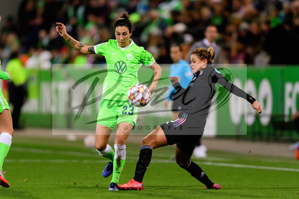 WOBJUV20211118_032 | Fussball, Frauen: Sara Doorsoun (VfL Wolfsburg) und Cristiana Girelli (Juventus FC) im Zweikampf bei dem Spiel der UEFA Women´s Champions League zwischen VfL Wolfsburg und Juventus Turin im AOK-Stadion am 18.11.2021 in Wolfsburg, Deutschland. - Realisiert mit Pictrs.com