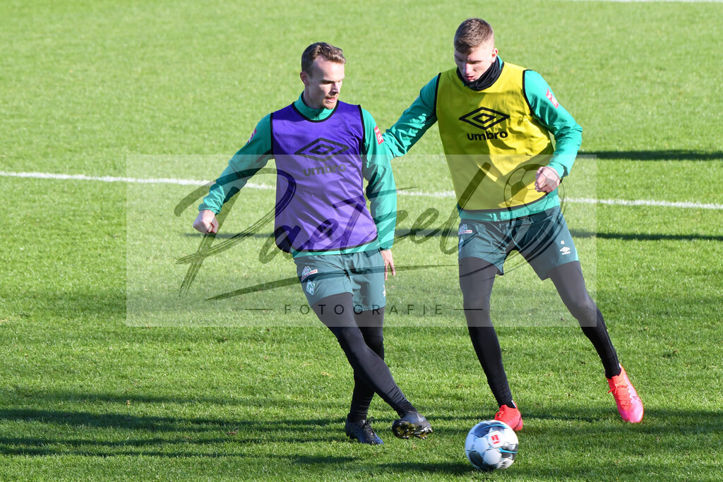 20200205_TRASVW_0063 | Fußball, Herren: Christian Gross (SV Werder Bremen) und Nick Woltemade (SV Werder Bremen) im Zweikampf waehrend der Trainingseinheit des SV Werder Bremen im Wohninvest Weserstadion am 05.02.2020 in Bremen, Deutschland. - Realisiert mit Pictrs.com