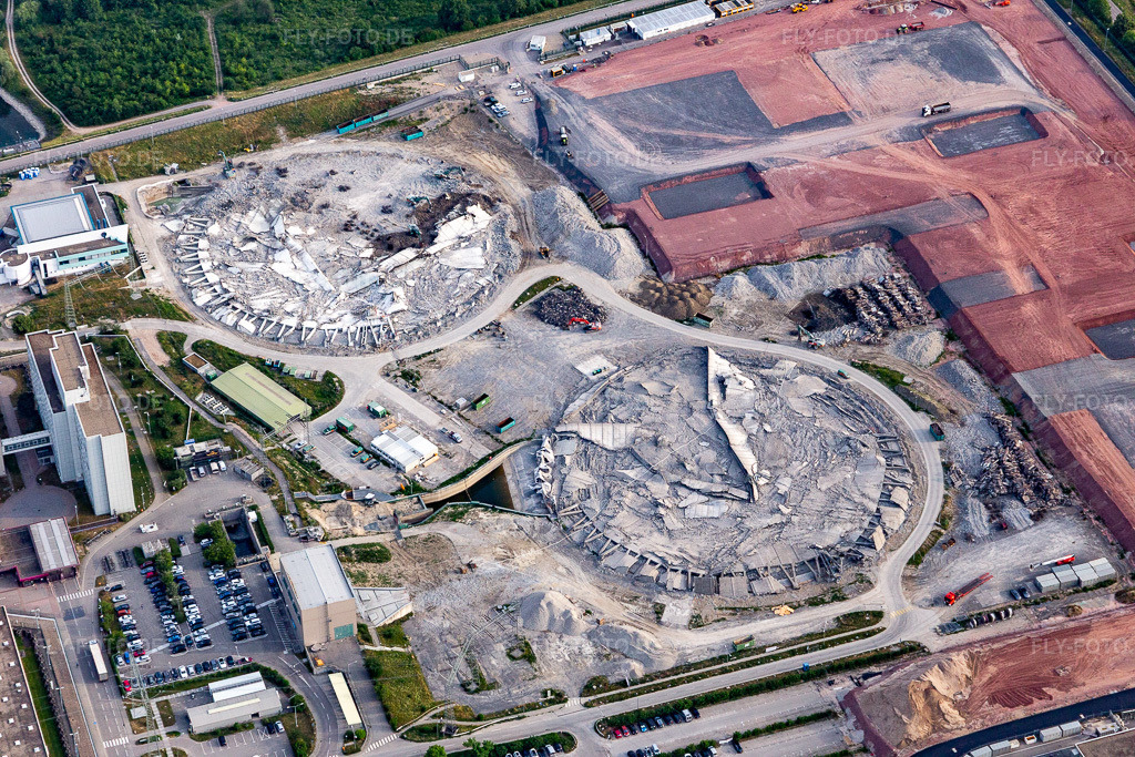 Luftbild: Reste der stillgelegten Reaktorblöcke und Anlagen des AKW - KKW Kernkraftwerk EnBW Kernkraft GmbH, Kernkraftwerk Philippsburg und Trümmer der beiden Kühltürme in Philippsburg im Bundesland Baden-Württemberg in Deutschland. Foto: IMG_120817.jpg vom 03.06.2020 durch Werner Riehm/FLY-FOTO.de