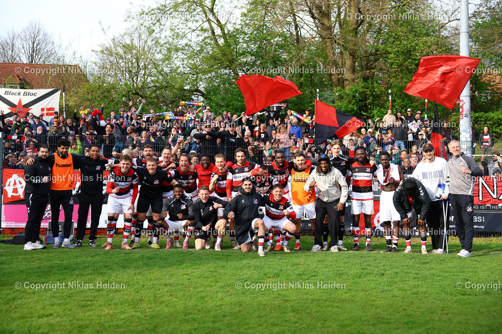 NH_Altona93_BWLohne_RegionalligaNord_18042026 | Die Mannschaft von Altona 93 bejubelt nach Abpfiff den Sieg gegen BW Lohne mit den Fans.Fußball I Herren I Regionalliga Nord I Saison 2025-2026 I 30. Spieltag I Altona 93 - BW Lohne I 18.04..2026 I Adolf-Jäger-Kampfbahn