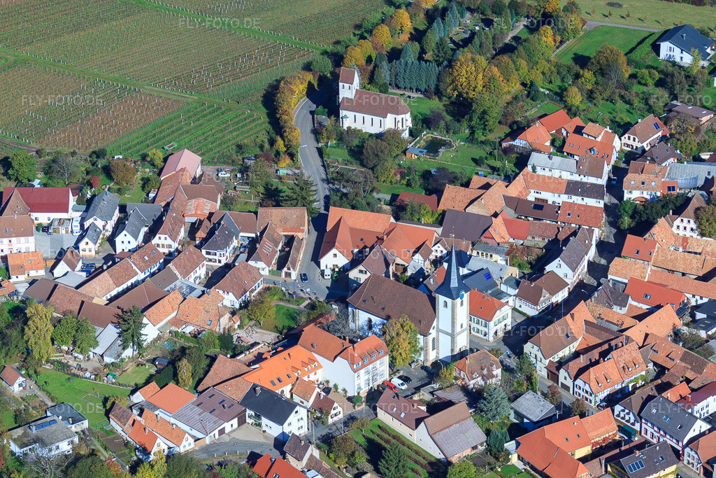 Luftbild: Kirche St. Ägidius am Friedhof und protest. Kirche im Ortsteil Mörzheim in Landau im Bundesland Rheinland-Pfalz in Deutschland. Foto: IMG_34571.jpg vom 26.10.2010 durch Werner Riehm/FLY-FOTO.de