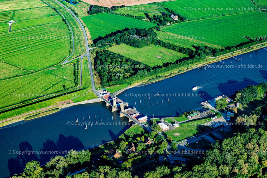 Neuhaus_Oste_Sperrwerk_ELS_8477280824 | BALJE 28.08.2024 Fluß - Brückenbauwerk " Ostesperrwerk " über die Ufer der Oste in Neuhäuserdeich im Bundesland Niedersachsen, Deutschland. Weiterführende Informationen bei: Wasser- und Schifffahrtsamt Cuxhaven. // River - bridge construction " Ostesperrwerk " in Neuhaeuserdeich in the state Lower Saxony, Germany. Further information at: Wasser- und Schifffahrtsamt Cuxhaven. Foto: Martin Elsen