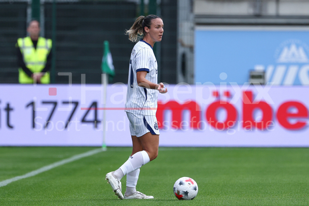 Fussball, UEFA Womens Champions League, VfL Wolfsburg - Inter Mailand | Clarisse Le Bihan (Inter Mailand, 11) am Ball, Freisteller, Einzelbild, Ganzkörper, Aktion, Action, Spielszene, gibt Anweisungen, gestikuliert, mit den Armen gestikulieren