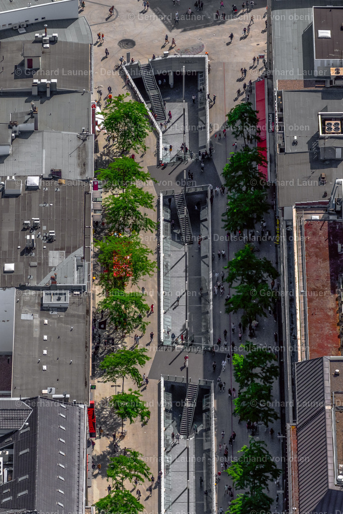 4030982 | HANNOVER 02.06.2020 Gleisverlauf und Gebäude des Hauptbahnhofes der Deutschen Bahn am Ernst-August-Platz in Hannover im Bundesland Niedersachsen, Deutschland. // Track progress and building of the main station of the railway in Hannover in the state Lower Saxony, Germany. Foto: Gerhard Launer
