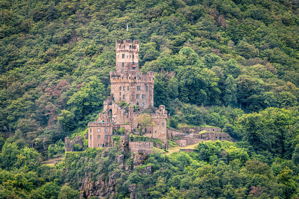 Die historische Burg Sooneck,Oberes Mittelrheintal in Rheinland-Pfalz | Die Burg Sooneck ist eine historische Hangburg oberhalb von Niederheimbach im UNESCO-Welterbe Oberes Mittelrheintal in Rheinland-Pfalz.Die erstmals 1271 urkundlich erwähnte Anlage diente einst als Zollburg, war im Mittelalter zeitweise im Besitz von Raubrittern und wurde im 19. Jahrhundert vom preußischen Königshaus zur Jagdburg ausgebaut.Sie schmiegt sich an den Steilhang des Binger Waldes und bietet einen weiten Blick über das Rheintal.Heutige Nutzung: Das Bauwerk gehört dem Land Rheinland-Pfalz und kann im Rahmen von Führungen besichtigt werden - Realisiert mit Pictrs.com