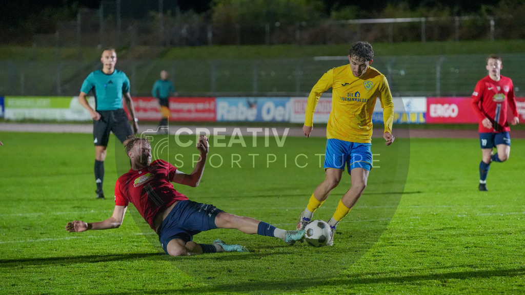 Fußball, Herren, Saison 2025/2026, Regionalliga Nordost, 12. Spieltag, FC Eilenburg vs. FSV 63 Luckenwalde, Freitag 17.10.2025, Ilburgstadion Eilenburg, | Fußball, Herren, Saison 2025/2026, Regionalliga Nordost, 12. Spieltag, FC Eilenburg vs. FSV 63 Luckenwalde, Freitag 17.10.2025, Ilburgstadion Eilenburg, Im Bild: Vincent Zaruba (l. Eilenburg) und Sofiene Jannene (r. Luckenwalde) - Realisiert mit Pictrs.com