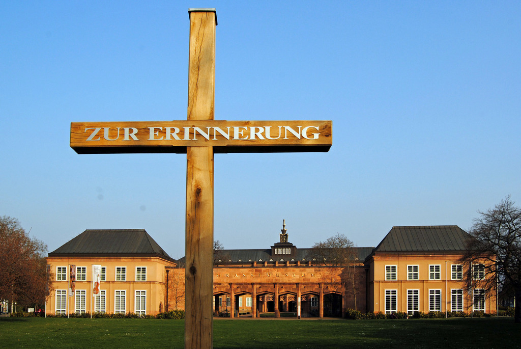 Foto: Leipzig - Erinnerungskreuz an die Johanniskirche | Das Team hinter BILDLEXIKON LEIPZIG bündelt historische wie aktuelle Informationen über die Stadt Leipzig in Text und Bild auf einer Plattform und stellt diese der interessierten Öffentlichkeit zur Verfügung.