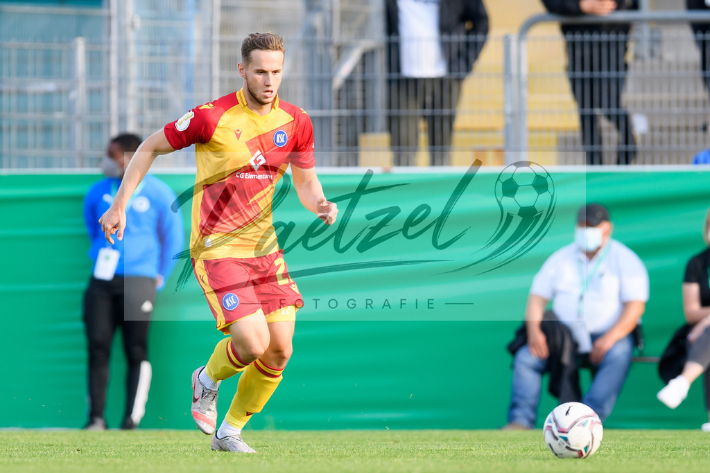 LOTKSC20210809_143 | Fussball, Herren: Christoph Kobald (Karlsruher SC) in Aktion, am Ball, Einzelaktion beim Spiel der 1. Runde im DFB-Pokal zwischen SF Lotte und Karlsruher SC im Stadion am Lotter Kreuz am 09.08.2021 in Lotte, Deutschland.DFB / DFL REGULATIONS PROHIBIT ANY USE OF PHOTOGRAPHS AS IMAGE SEQUENCES AND/OR QUASI-VIDEO. - Realisiert mit Pictrs.com