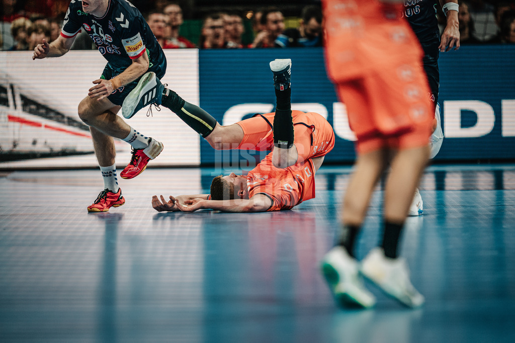 Handball | Herren | EHF EURO 2024 | European Championshop Men 2024 Final Tournament | Norwegen vs. Niederlande | 19.01.2024 | Niels Gerardus Versteijnen (#20, Holland, NED) liegt auf dem Rücken