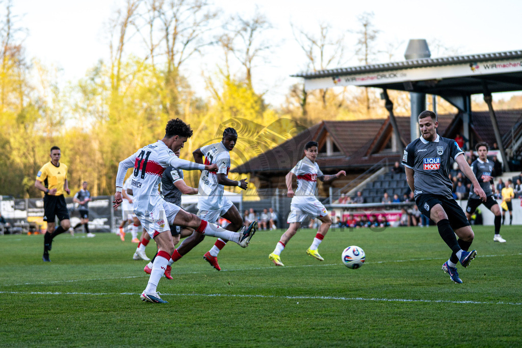 VfB Stuttgart II vs. SSV Ulm 1846 Fussball, Fussball, 3. Liga, 32. Spieltag, 08.04.2026 | Noah Darvich (VfB Stuttgart II, #31) mit einem Pass in die Mitte,VfB Stuttgart II vs. SSV Ulm 1846 Fussball, Fussball, 3. Liga, 32. Spieltag, 08.04.2026DFB regulations prohibit any use of photographs as image sequences and/or quasi-video