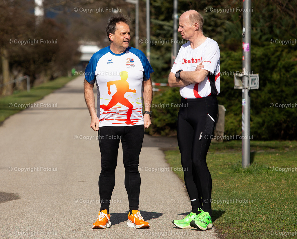 A_LUI_15032023_01 | 21,OBERBANK LINZ DONAU MARATHON 2023 LAUFTERMIN FOTO: V.L. DIETMAR KERSCHBAUM (BRUCKNERHAUS INTENDANT) UND DR.FRANZ GASSELSBERGER (GENERALDIREKTOR  OBERBANK)FOTO:FOTOLUI