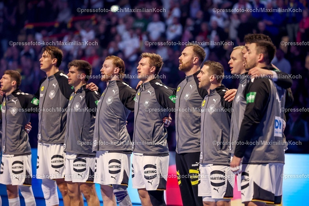 EHF15012602018 | 15.01.2026, Handball, Men's EHF EURO 2026, Deutschland - Östereich, Jyske Bank Boxen in Herning, Dänemark, Preliminary Round: Die Deutsche Nationalmannschaft steht Arm in Arm bei der Nationalhymne zusammen