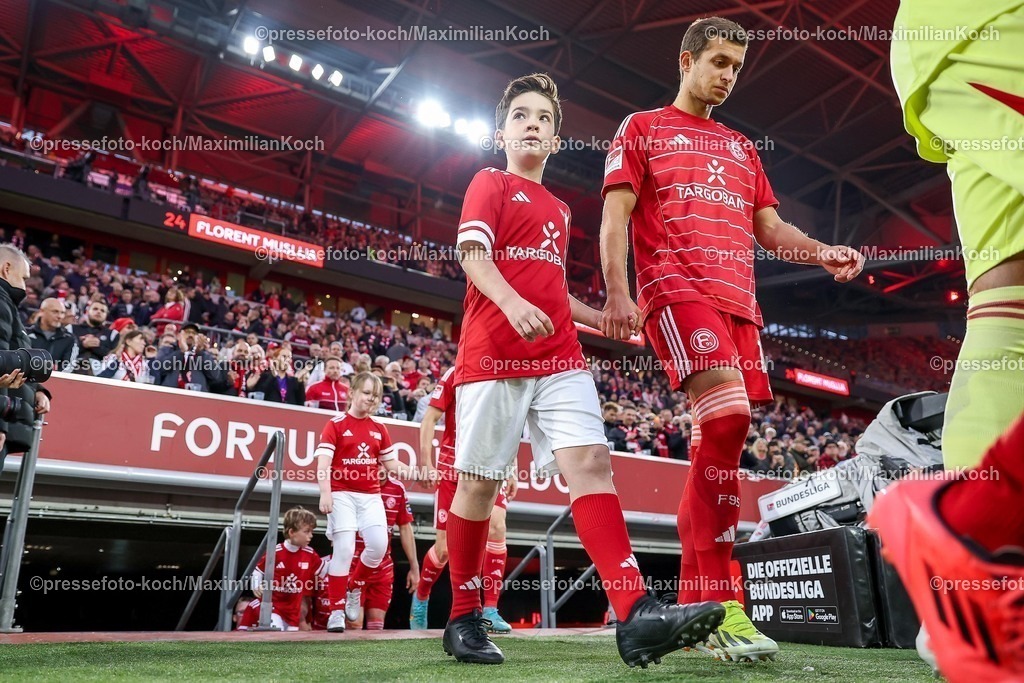 F9503102501290 | 03.10.2025, Fußball, Fortuna Düsseldorf - 1.FC Nürnberg, 2. Fußball Bundesliga, Merkur Spiel-Arena, Saison 2025 2026: Die Fortunaspieler betreten das Stadion. Tim Oberdorf (Fortuna Düsseldorf #15)DFB regulations prohibit any use of photographs as image sequences and or quasi-video.