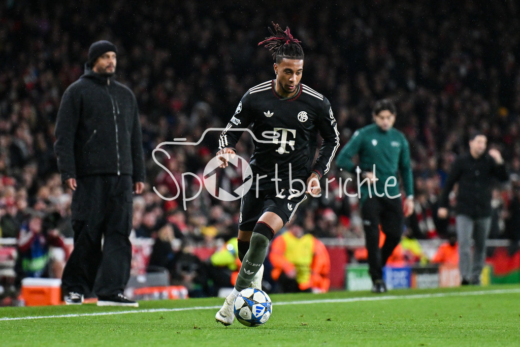 Arsenal FC - FC Bayern München | LONDON, ENGLAND - 26. NOVEMBER: am Ball Michael OLISE (FC Bayern Munich 17) / Einzelfoto / Freisteller beim Ligaspiel zwischen Arsenal London und dem FC Bayern München am 5. Spieltag der UEFA Champions League im Emirates Stadium am 26.11.2025