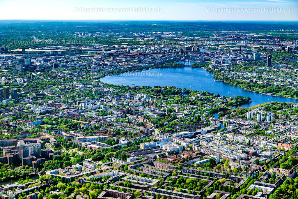 Hamburg_Uhlenhorst_ELS_3321010525 | HAMBURG 01.05.2025 Stadtteilansicht von Uhlenhorst am Ostufer der Außenalster in der Hansestadt Hamburg. Weiterführende Informationen bei: hamburg.de GmbH & Co. KG. // View of the Uhlenhorst part on the Eastern riverbank of the Aussenalster in the Hanseatic city of Hamburg in Germany. Further information at: hamburg.de GmbH & Co. KG. Foto: Martin Elsen