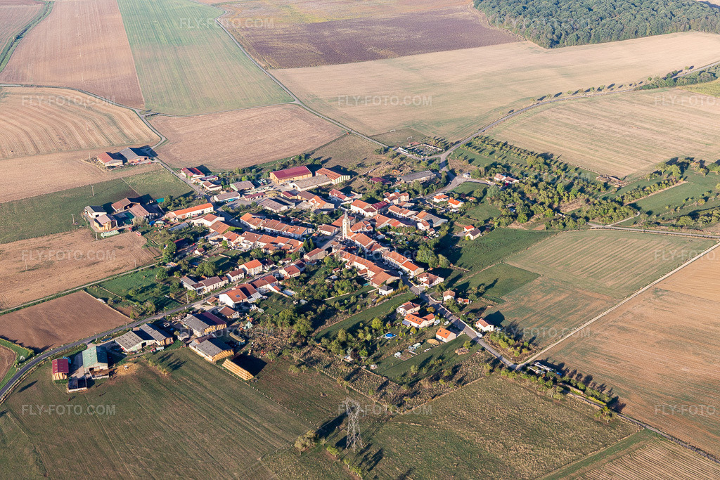 Aerial view: View of the town in Hoéville in the state Meurthe et Moselle, France. – Photo: IMG_117838.jpg taken on 09/14/2019 by Werner Riehm/FLY-FOTO.com – Resolution of the original: 5472 x 3648 px