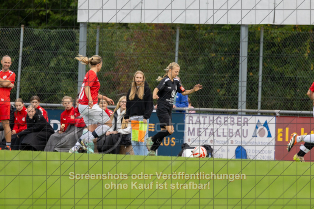 20250928_140858_0393 | #,1.FC Donzdorf (schwarz) vs. TV Derendingen (rot), Fussball, Frauen-Verbandsliga Württemberg, 03. Spieltag, Saison 2025/2026, Rasenplatz Lautertal Stadion, Süßener Straße 16, 73072 Donzdorf, 28.09.2025 - 13:00 Uhr,Foto: PhotoPeet-Sportfotografie/Peter Harich