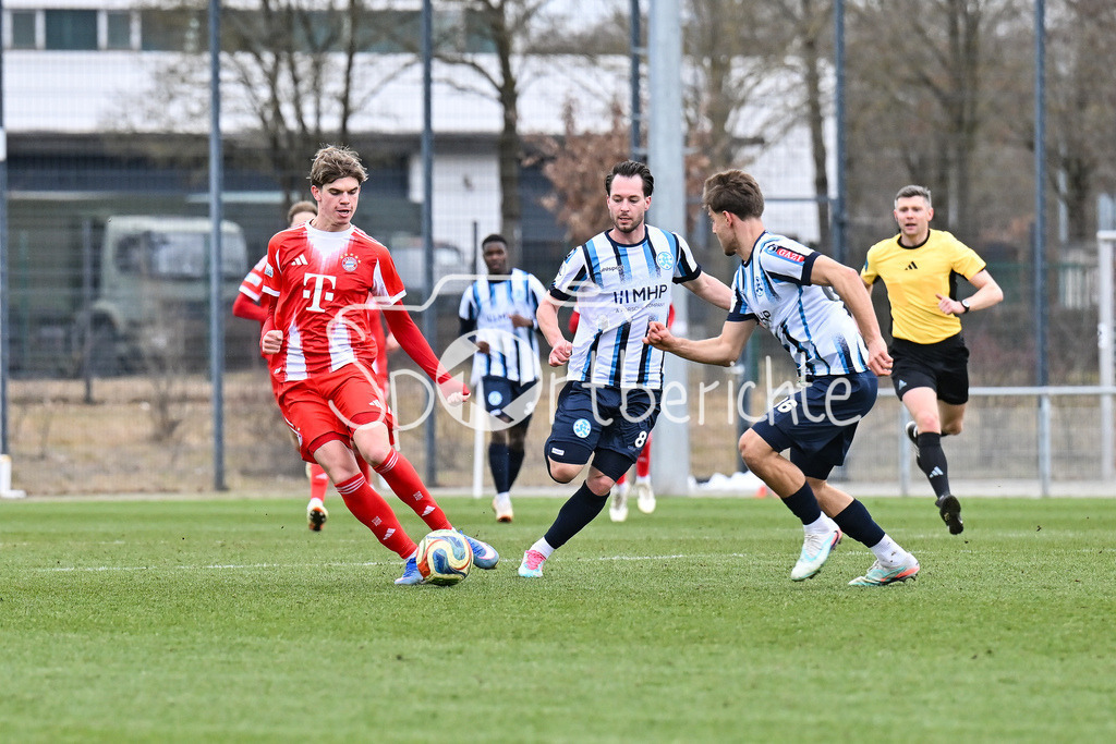 FC Bayern Amateure - Stuttgarter Kickers | MUNICH, GERMANY - 07. FEBRUARY: im Duell Guido DELLA ROVERE (FC Bayern München II 10) und Mario BORAC (Stuttgarter Kickers 36) während dem Testspiel zwischen den Amateuren des FC Bayern und den Stuttgarter Kickers am FC Bayern Campus