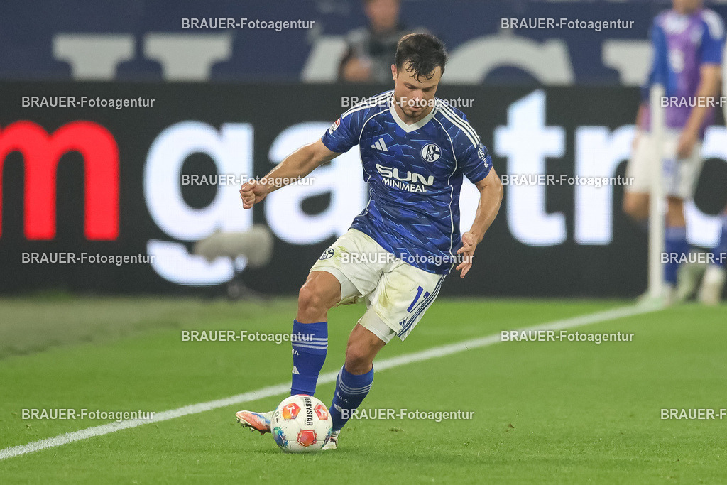 1_S04BER_20250801_2706.JPG -  - FC Schalke 04 - Hertha BSC Berlin - 2. Bundesliga | Gelsenkirchen, Deutschland, 01.08.25: Adrian Gantenbein (FC Schalke 04) in Aktion, am Ball, Einzelaktion waehrend des Spiels der 2. Bundesliga zwischen FC Schalke 04 - Hertha BSC Berlin in der Veltins-Arena am 01. August 2025 in Gelsenkirchen, Deutschland. (Foto von Stefan Brauer/Brauer-Fotoagentur)DFB/DFL REGULATIONS PROHIBIT ANY USE OF PHOTOGRAPHS AS IMAGE SEQUENCES AND/OR QUASI-VIDEO.