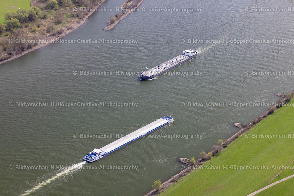Luftbilder Rheinberg-1030 | Luftbildfotografie Schiffe und Schleppverbände der Binnenschiffahrt in Fahrt auf der Wasserstraße des Flußverlaufes " Rhein " in Voerde (Niederrhein) im Ruhrgebiet im Bundesland Nordrhein-Westfalen, Deutschland - Realisiert mit Pictrs.com