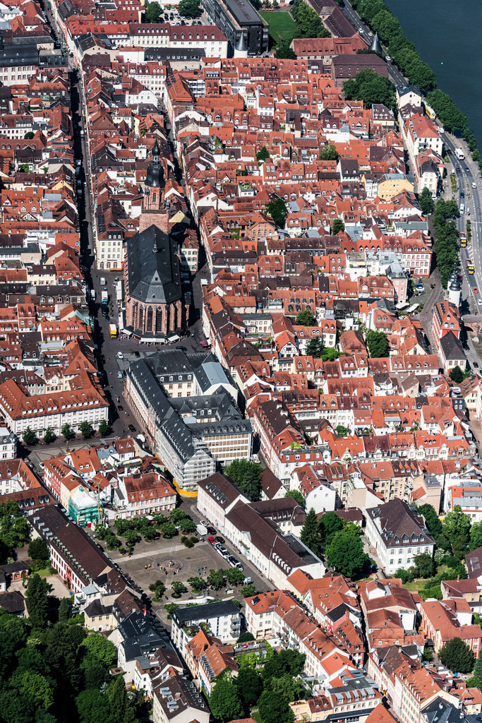 dr__0018033.jpg | HEIDELBERG 01.06.2017 Altstadtbereich und Innenstadtzentrum  am Flussufer des Neckar in Heidelberg im Bundesland Baden-Württemberg, Deutschland. // Old Town area and city center on Flussufer of Neckar in Heidelberg in the state Baden-Wuerttemberg, Germany. Foto: Daniel Reiter