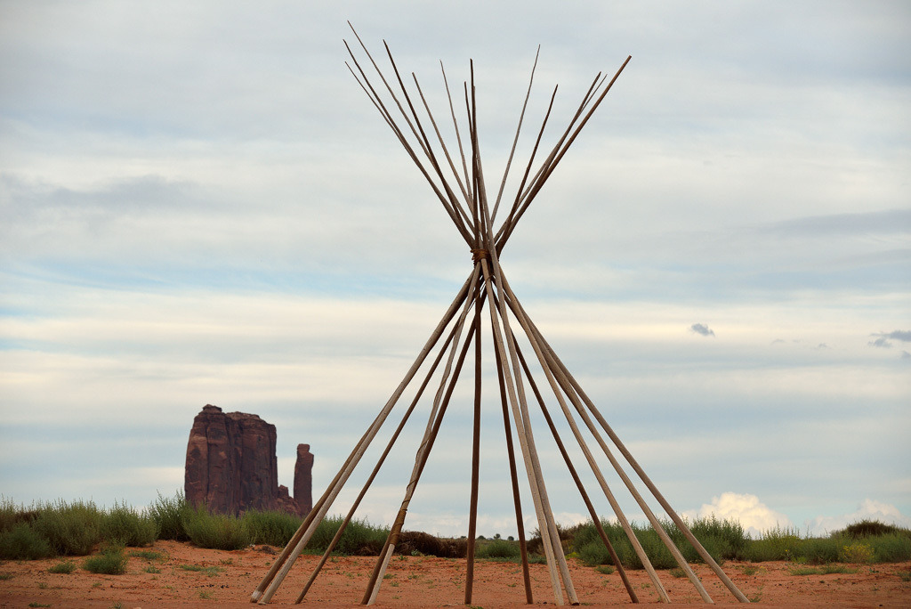usa-2015-257 | Gestänge eines Tipis an der Straße zum Monument Valley/Navajo Tribal Park (USA) - Realisiert mit Pictrs.com