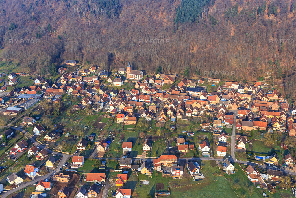 Vue aérienne: Vue de la ville depuis l'est à Ernolsheim-lès-Saverne dans le département Bas Rhin, France.Photo: IMG_105341.jpg prise le 25/03/2018 par Werner Riehm/FLY-FOTO.euRésolution de l'original: 5285 x 3524 px