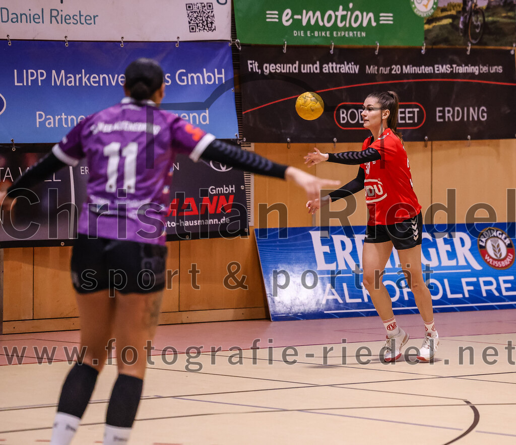 2025-01-18_011_SpVgg_Altenerding_gegen_TV_Altoetting | Erding, Deutschland, 18.01.2025:Handball, Bezirksoberliga Frauen Altbayern 2024 / 2024, 11. Spieltag, SpVgg Altenerding gegen TV Altötting, Endergebnis: 19:24Nikayla Alston (SpVgg Altenerding, #11), Sarah Greilinger (TV Altötting, #31)Foto: Christian Riedel / fotografie-riedel.net