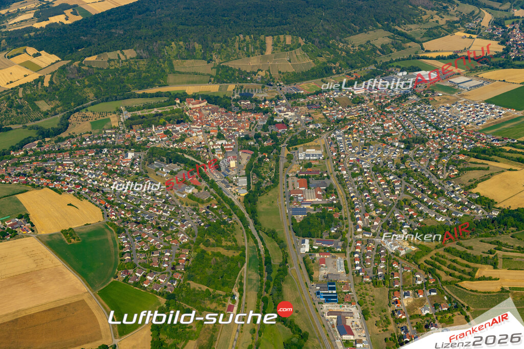 Das Luftbild zeigt :  Weikersheim - Die Luftaufnahme wurde 2023 vom UL-Flugzeug aus erstellt ( keine Drohne ) - Hochauflösende Luftaufnahme - Für grossformatige Ausdrucke geeignet. Die Geschenkidee !Mit Lizenz und Bildrechte bestellbar