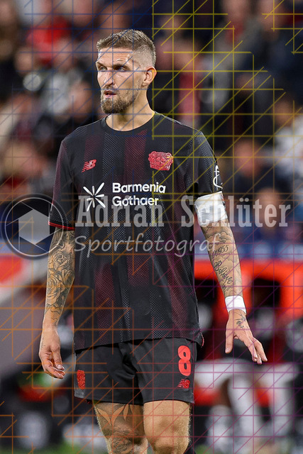 Bayer 04 Leverkusen vs Eintracht Frankfurt - Bundesliga  | Leverkusen, Deutschland, 12.09.25:   Robert Andrich (Bayer 04 Leverkusen) schaut waehrend des Spiels der Bundesliga zwischen  Bayer 04 Leverkusen vs Eintracht Frankfurt in der BayArena(Foto von Brauer-Fotoagentur / Adrian Schlueter)