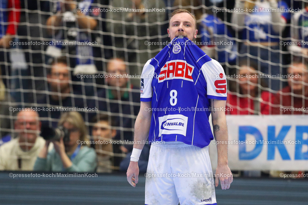 GumDHB04022301050 | 04.02.2023, Gummersbach, Schwalbe-Arena, Handball, DHB Pokal, Viertelfinale, Saison 2022 2023, VfL Gummersbach - TBV Lemgo Lippe: Lukas Blohme von VfL Gummersbach steht nach der 33:30 Niederlage gegen Lemgo Lippe enttäuscht auf dem Spielfeld und beißt in sein Trickot
