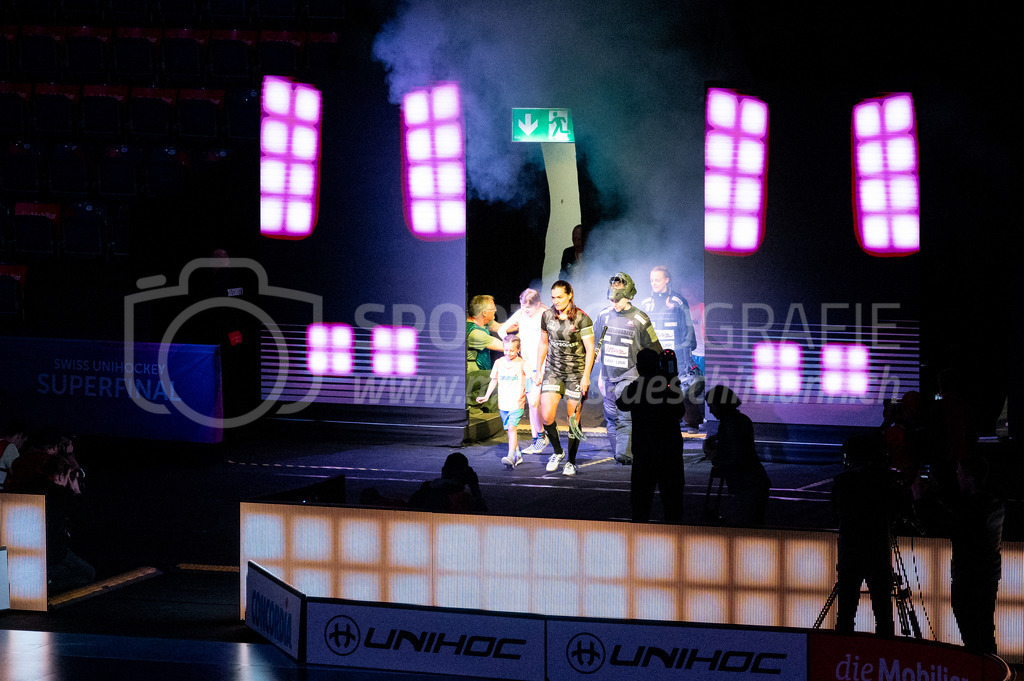 Piranha Chur vs Kloten-Dietlikon Jets - 23. April 2022 | Piranha Chur vs Kloten-Dietlikon Jets
Stimo Arena, Kloten
#21 Corin Rüttimann (Piranha Chur), #1 Torhüterin Jill Münger (Piranha Chur) und #37 Torhüterin Christa Brünn (Piranha Chur) betreten die Halle.
Bild: Sportfotografie Markus Aeschimann | www.markus-aeschimann.ch - Realisiert mit Pictrs.com