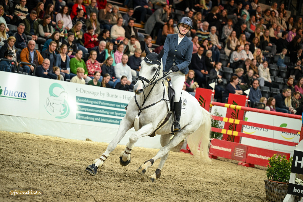 311025-17-061 | Foto Mhisen Pferdefotografie#, Reitturnier Frankfurt#  #Dressur und Springen
#Profi Pferdefotograf Reitturnier Fotograf 
#Sport Horses Photographer 
#equestrain photographer - Realisiert mit Pictrs.com