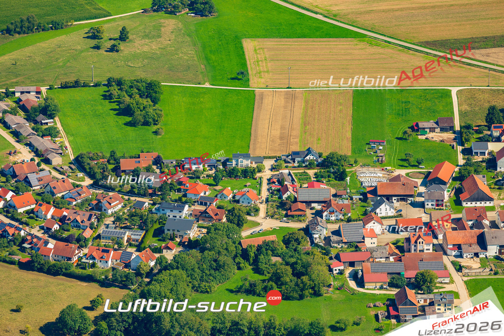 Luftaufnahme Röckenhofen Greding - Die Luftaufnahme wurde 2025 vom UL-Flugzeug heraus erstellt ( keine Drohne ) - Hochauflösende Luftaufnahme - für professionelle Ausdrucke geeignet. Die Geschenkidee !Mit Lizenz und Bildrechte bestellbar