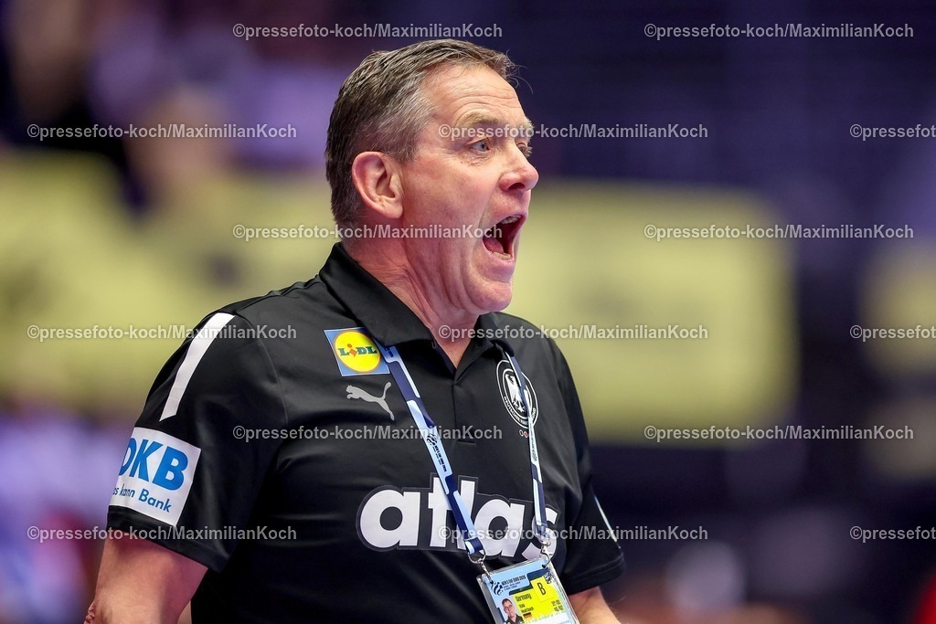 EHF15012602145 | 15.01.2026, Handball, Men's EHF EURO 2026, Deutschland - Österreich, Jyske Bank Boxen in Herning, Dänemark, Preliminary Round: Headcoach Alfred Gislason (Germany #hc) gestikulierend am Spielfeldrand  