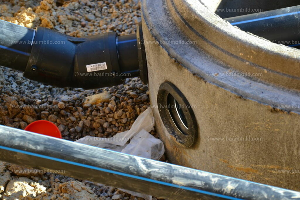 bib-lg03-abwasserkanal-0038 | Nach LV-Leistungsgruppen sortierte Detailfotos über den Bau eines Hauses. Alle Hausbau-Bilder direkt vom Urheber und Autor der Website Haus-Selber-Bauen.com