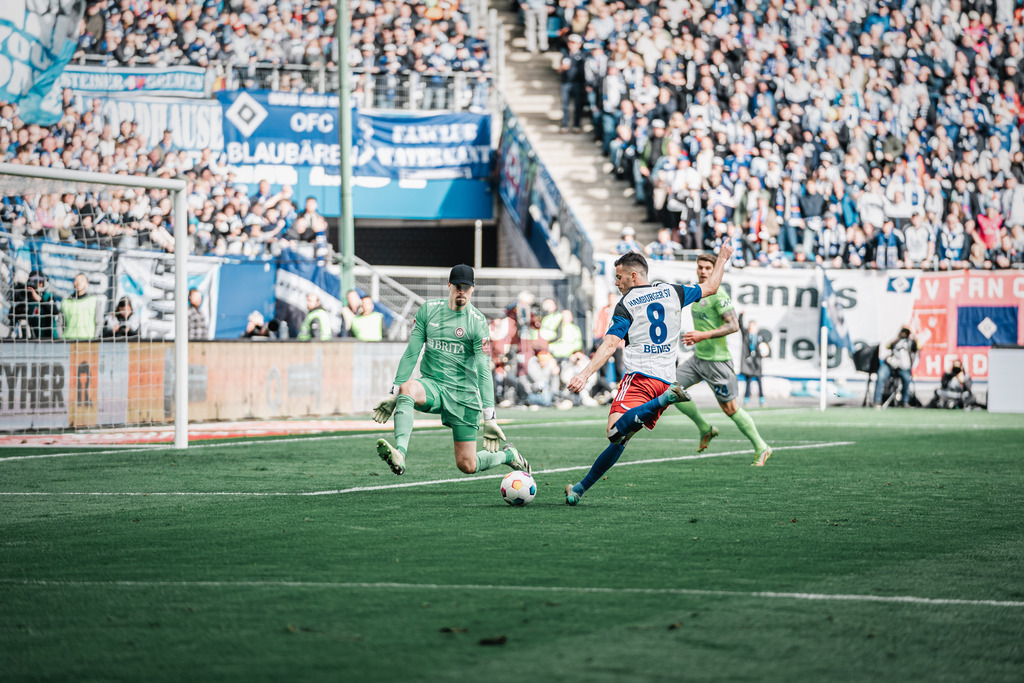 Fußball | Männer | Saison 2023/2024 | 2. Fußball-Bundesliga | 26. Spieltag | Hamburger SV vs. SV Wehen Wiesbaden | 17.03.2024 | Torchance für Laszlo Benes (#8, HSV) gegen Florian Stritzel (#16, SV Wehen Wiesbaden)