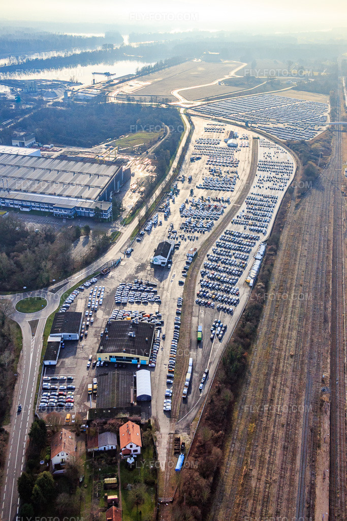 Aerial view: Customs port for cars from WALON FRANCE from the north in Lauterbourg in the state Bas-Rhin, France. – Photo: IMG_085483.jpg taken on 12/24/2015 by Werner Riehm/FLY-FOTO.com – Resolution of the original: 3648 x 5472 px – Solutions logistiques pour l'industrie: