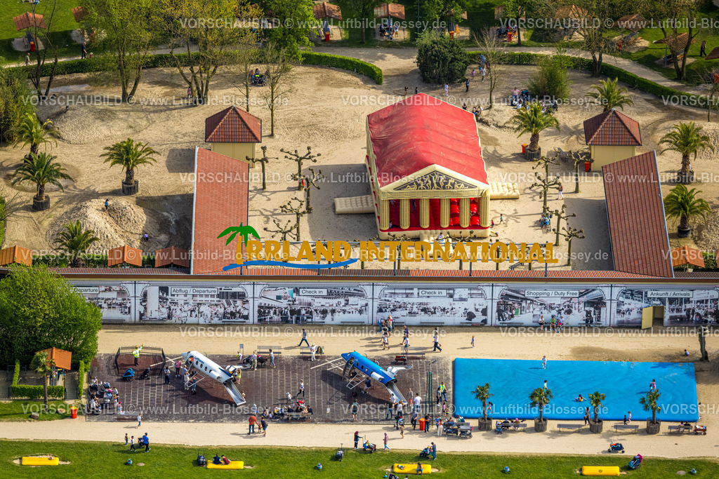 Kevelaer240402817SpielparadiesIrrland | Luftbild, Spielparadies Freizeitpark Irrland, Bereich Irrland West, Irrland International und römische Hüpfburg Festung Troja, Kinder-Flugzeuge und Riesen-Hüpfkissen, Twisteden, Kevelaer, Niederrhein, Nordrheon-Westfalen, Deutschland