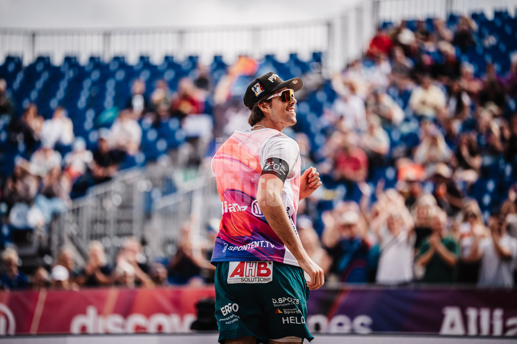 Beachvolleyball | Männer | Deutsche Meisterschaften 2025 Timmendorfer Strand | 05.09.2025 | Niklas Held läuft in die Arena ein