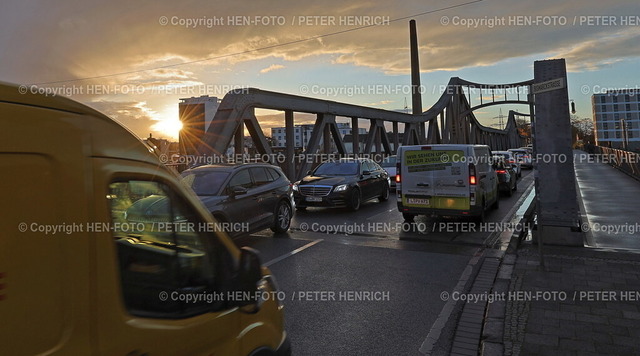 Vollsperrung | 17.11.2025 Weihnachtsmarkt in Darmstadt ist eröffnet. Die Weihnachtspyramide vor dem historischen Rathaus erstrahlt in hellem Licht und der Weihnachtsbaum leuchtet als Lichtanimation weiss und blau hier: (Foto Peter Henrich) - Realisiert mit Pictrs.com
