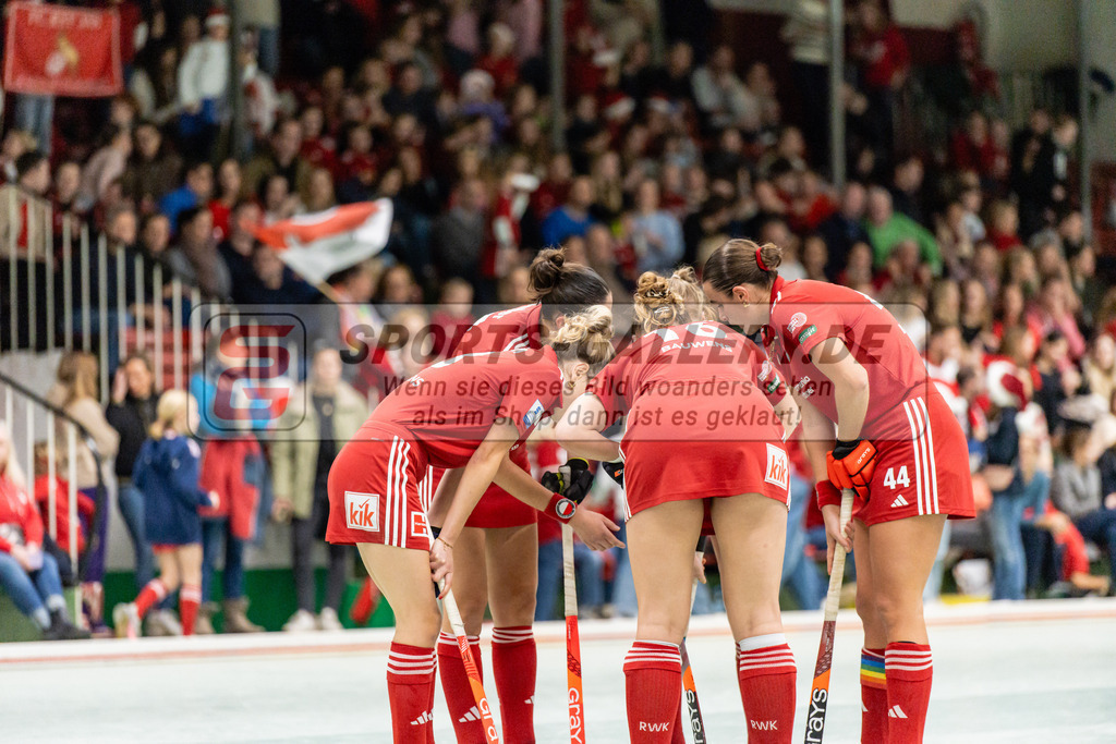 SFE_20241220_0117 | Köln, Deutschland, 20.12.2024:  Hockey 1. Bundesliga Damen Rot-Weiss Köln - Düsseldorfer HC im KTHC Stadion Rot-Weiss Köln Tennis and Hockey Club am 20.12.2024 in Köln, Deutschland. (Foto von Stephan Fehrmann)Köln, Germany, 20.12.2024: Hockey 1. Bundesliga Damen Rot-Weiss Köln - Düsseldorfer HC in KTHC Stadion Rot-Weiss Köln Tennis and Hockey Club at 20.12.2024 in Köln, Deutschland. (Foto from Stephan Fehrmann)
