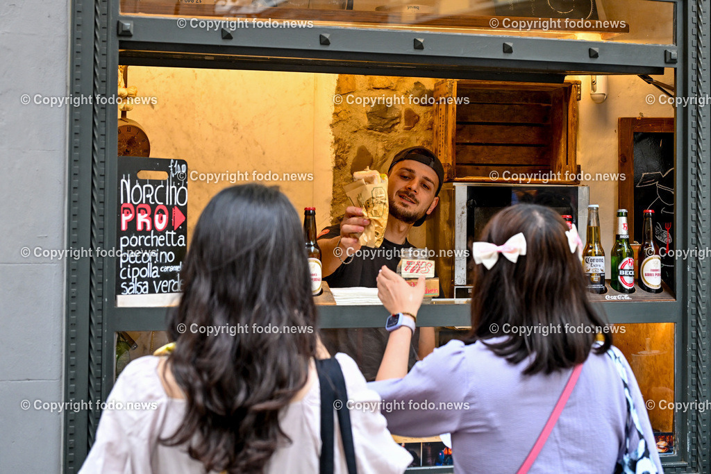 Italien_ Toscana_ Florenz_ 30.05.2024-142 | 30.05.2024, Italien, ITA, Toskana, Florenz im Bild Stadtansichten, Gebäude, Architektur, Touristen, Historisch, Souvenir, Altstadt, Museum, Statuen, Skulpturen, Piazza della Signoria, Statue David, Palazzo Vecchio, Neptunbrunnen, Piazza della Repubblica, Ponte Vecchio, Brücke, Uffizien, Kathedrale Santa Maria del Fiore, Arno, Fluß


Florenz, Firenze, ist eine italienische Großstadt. Nach Einwohnern ist sie die achtgrößte Stadt Italiens. Florenz ist die Hauptstadt sowie größte Stadt der Region Toskana und der Metropolitanstadt Florenz, in der etwa eine Million Menschen leben. Florenz ist für seine Geschichte berühmt. Leonardo da Vinci verbrachte große Teile seiner Jugend in Florenz, Michelangelo fand Unterschlupf in der Kirche der Medici, Galileo Galilei wohnte als Hofmathematiker in den Palästen der Medici. Von 1865 bis 1871 war die Stadt die Hauptstadt des neu gegründeten Königreichs Italien. Das historische Zentrum von Florenz zieht Jahr für Jahr Millionen von Touristen an. Die historische Innenstadt wurde von der UNESCO im Jahre 1982 zum Weltkulturerbe erklärt. 
Quelle: Wikipedia
