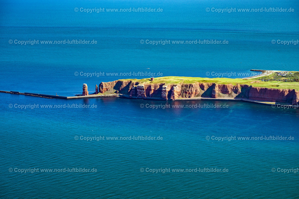 Helgoland_Lange_Anna_ELS_7678280824 | HELGOLAND 28.08.2024 Die freistehende Felsnadel / Brandungspfeiler Lange Anna auf Helgoland im Bundesland Schleswig-Holstein. Sie besteht aus rotem Buntsandstein. Weiterführende Informationen bei: Helgoland Tourismus-Service. // The detached rock needle / surf pillars Tall Anna on Helgoland in Schleswig-Holstein. Further information at: Helgoland Tourismus-Service. Foto: Martin Elsen