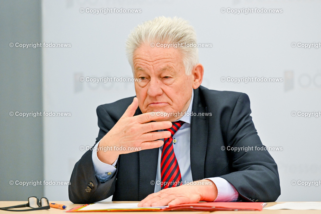 Pressekonferenz ProOriente_ Die Veränderung der Epoche-Herausforderung für die Christen_ 09.03.2023-22 | 09.03.2023, Presseclub Linz, AUT, Pressekonferenz Pro Oriente, Die Veraenderung der Epoche-Herausforderung fuer die Christen, im Bild LH a.D. Josef Puehringer (Vorsitzender von PRO ORIENTE Sektion Linz)