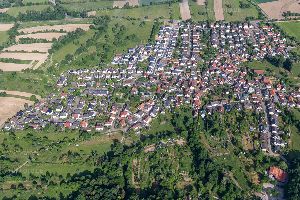 Luftbild: Ortsansicht aus Südosten im Ortsteil Oberweier in Ettlingen im Bundesland Baden-Württemberg in Deutschland. Foto: IMG_131641.jpg vom 22.05.2022 durch Werner Riehm/FLY-FOTO.de
