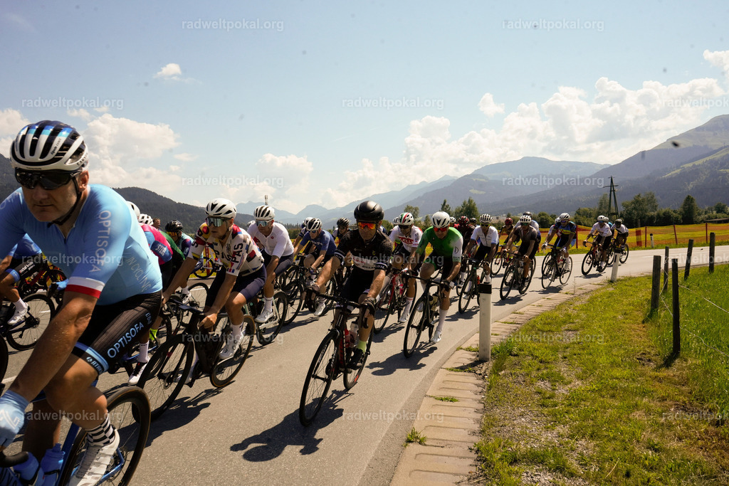 279_20230817_Bewerb_Maenner_Muehlanger | AUT - OESTERREICH, 2023-08-16: SPORT RENNRAD-FAHREN - 55. INTERNATIONALER RADWELTPOKAL IN ST. JOHANN IN TIROL  - Vintage-Radrennen mit WM-Bronze-Medaillen-Siegerin Christina Schweinberger, den Teilnehmer und Alexander Baumann (vom Orginastions-Team) - TAG 2 BEWERB MAENNER IN SECHS GRUPPEN  ; Foto: Roland Muehlanger