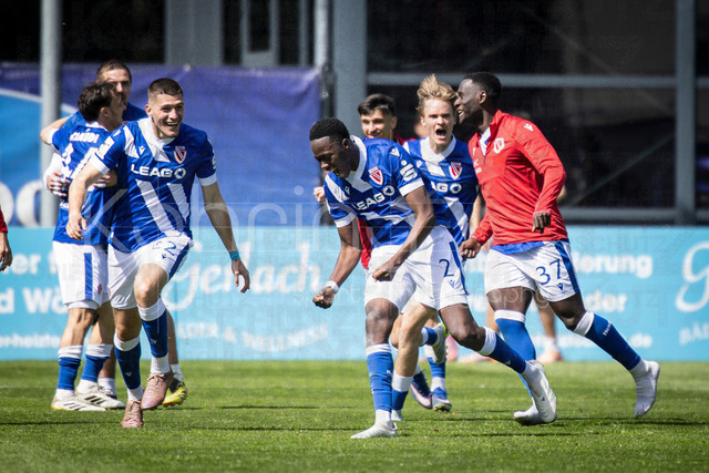 German 3rd Division, Viktoria Koeln vs. Energie Cottbus, 26.04.2026 | KOELN, GERMANY - APRIL 26, 2026: King Manu (Energie Cottbus, 2) celebrates scoring his team's second goal with teammates during the 3rd division match on gameday 35 between Viktoria Koeln vs. Energie Cottbus at the Sportpark Hoehenberg on April 26, 2026 in Koeln, Germany. DFL REGULATIONS PROHIBIT ANY USE OF PHOTOGRAPHS AS IMAGE SEQUENCES AND/OR QUASI-VIDEO.